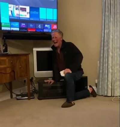 Очередной розыгрыш со сломанным телевизором.