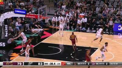 [Highlight] Evan Mobley goes to the sky and throws down the monstrous alley oop on the lob from Okoro