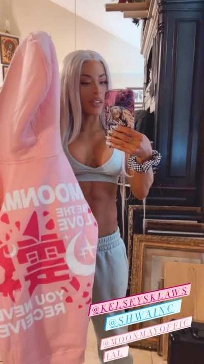 Loves showing off her tits