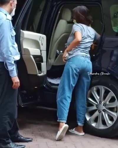 Malaika Mommy going braless in public and showing nice ass..