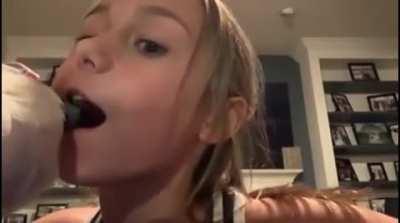 Необычный способ удалить молочный зуб