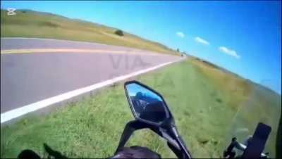 El conductor de un Peugeot 208 intent&oacute; sobrepasar a un cami&oacute;n (est&aacute; prohibido en ese lugar) y casi se lleva puesto a una moto que ven&iacute;a de frente - Ocurri&oacute; sobre la ruta 35 La Pampa