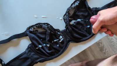 [33] Tagging wifeys bra, she is wearing it now!