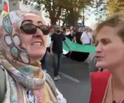 İyice şaşırdılar bu i&ccedil;imizdeki filistinliler. Şimdi de "filistin y&uuml;r&uuml;y&uuml;ş&uuml;nde T&uuml;rk bayrağı olmaz, burada sadece Filistin bayrağı istiyoruz" demisler. G&ouml;steri alanından, kadını elinde T&uuml;rk bayrağı var diye uzaklaştırmışlar