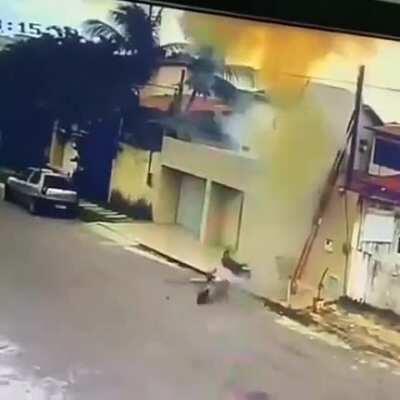 Esse daí teleportou do segundo andar para o térreo