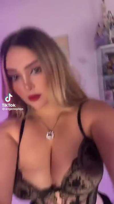Que rico muestra sus tetas, le gusta enseñarse