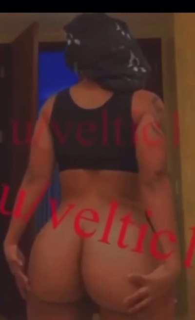 Ari twerking no panties 