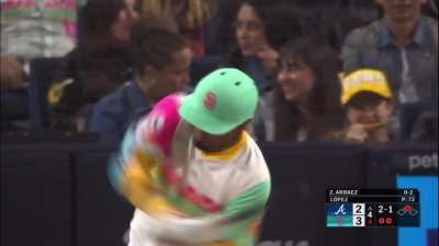 [Highlight] Luis Arraez spits his gum out and hits it with his bat.