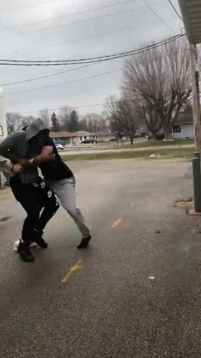 Dudes fighting over who should roll the blunt 🤦‍♂️