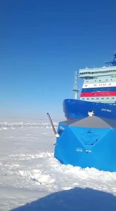 «Корабль ебашит, а там Лысый спит в палатке»: мужики спокойно рыбачили на льду, пока к ним внезапно не приплыл… огромный атомный ледокол «Арктика»