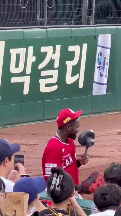 [Highlight] [KBO] SSG Landers outfielder Guillermo Heredia borrowing a fan's portable fan during a hot day today at Hanwha Life Eagles Park.