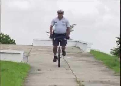 Brooklyn 99: Brazilian Edition - Officer Shoots while riding his bike, and uses bike as nunchaku