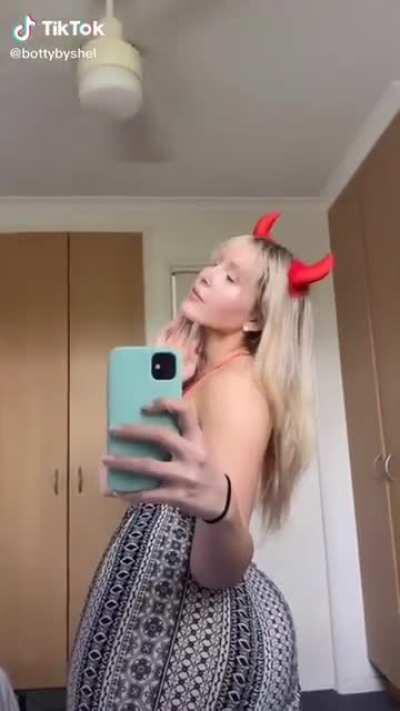 Flare pants under massive strain 🤣