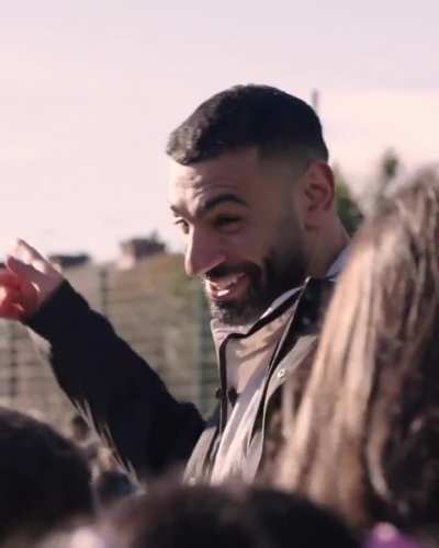 [Video/ Versus] Mo Salah Surprises Girls' Football Team in Liverpool