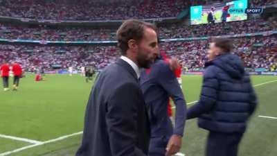 Poor DCL left hanging