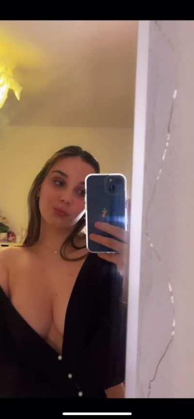 If even 4 guys see my 18 y/o tits, I’ll celebrate and fuck myself 💕