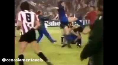 Final da Copa do Rei de 1984, Barcelona x Atlétic Bilbáo, a joelhada do Maradona no queixo do goleiro adversário estancou um porradeiro generalizado. Confira o momento ao som de Pagod'art, se você quer tome! #CenasLamentáveis