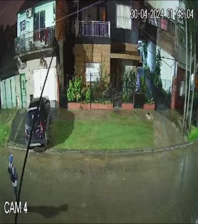 La Matanza: Malviviente se robó la ropa del tender y se dio terrible palo en la huida