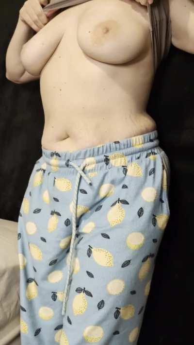 Just a curvy hotwife showing you my curves this morning