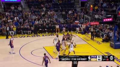 [Highlight] KD shows off his wingspan as he grabs the board in traffic and scoops in the layup