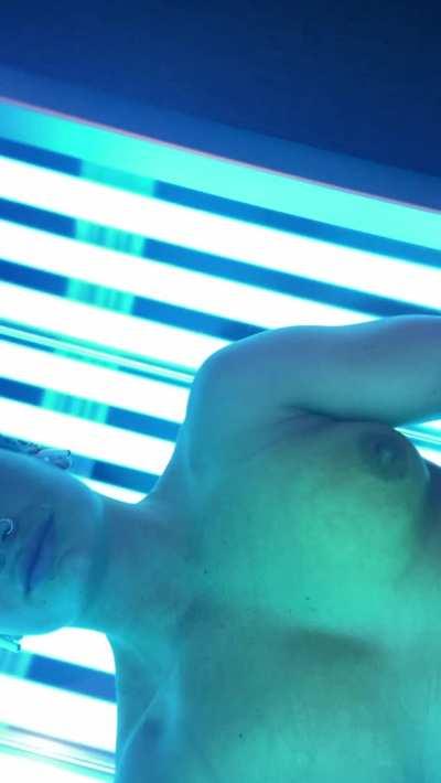 Cheeky little public tan and play 😉
