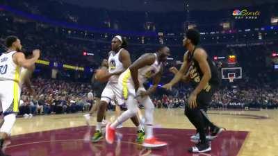 [Highlight] Draymond Green gets hit with his own signature move