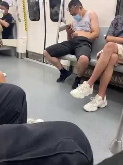 是没洗澡在挠痒吗