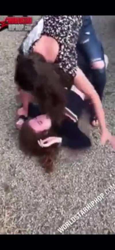 Girl beats the girl that her boyfriend cheated on her with