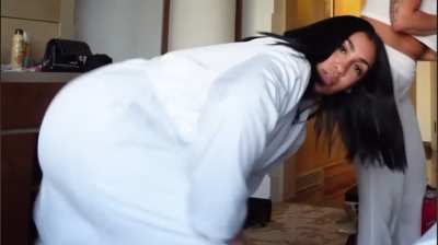 Queen Naija slight twerk