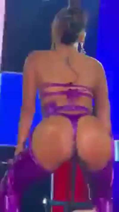 A bunda da Anitta engolindo o fio dental