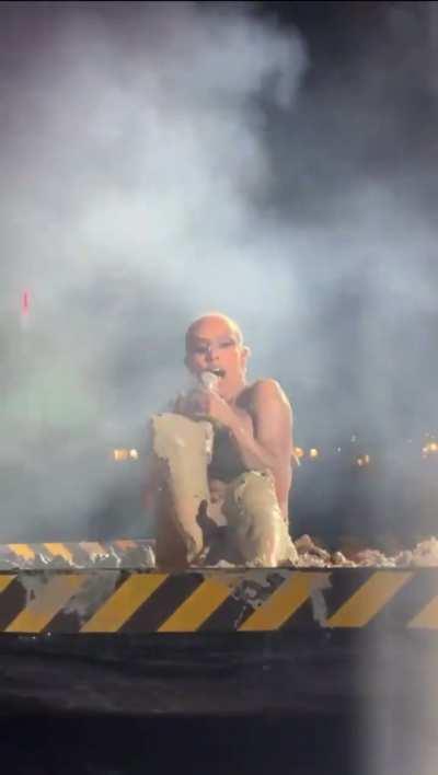 Doja Cat performing “Wet Vagina.” 😳