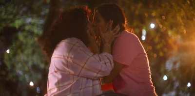 Esmeralda Soto & Ishbel Bautista (La Flor mas Bella s01e10)