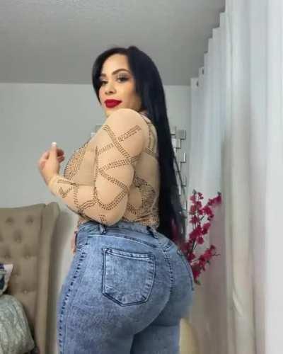 I wanna add her to my scat collection. I would love to see poop come out of that giant booty 💩🍑