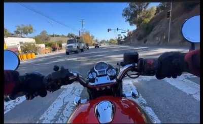 Motorcyclist at red light records truck flipping into him