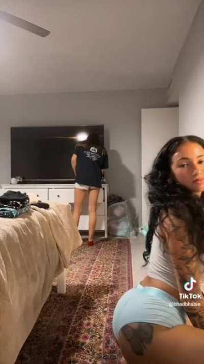Bhad Bhabie twerking in her sexy booty shorts ♥️
