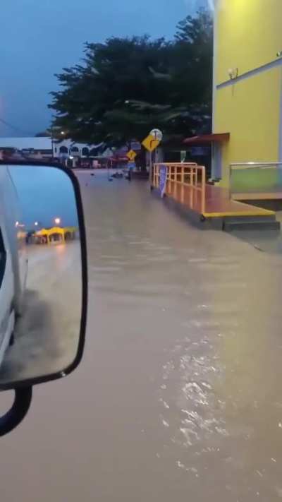 Mak nenek ribut, hujan petus datang, yang banjir Masjid Tanah.
