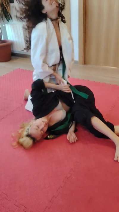 Sparring fight gone wild 😈