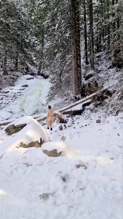 A naked hike to the frozen falls, yes I'm crazy & yes I'm fun 😜