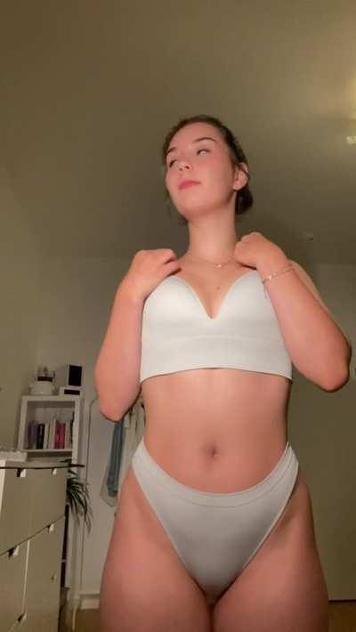 Hiii to the 5 guys who see me stripping half naked 😇