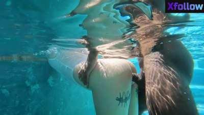 Hot Teen Slammed Underwater [30 seconds]