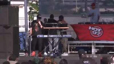 Travis Scott kicks out cameraman working for Summer Jam at Summer Jam concert (2015)