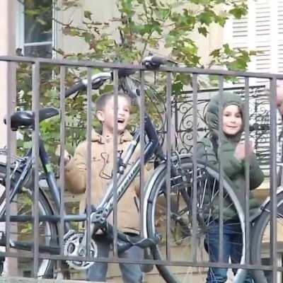 Little dude being a solid bro