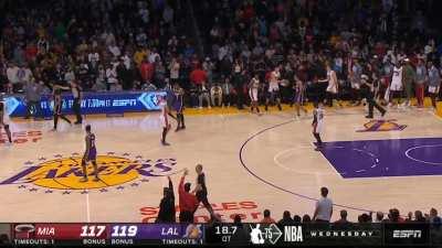 [Highlight] Carmelo Anthony couldn't get the ball inbound, 5 second violation for the Lakers in crunch time