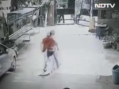 Man stops bike thieves by closing colony's gates in Delhi.