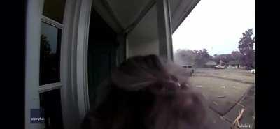 Вышла подышать свежим воздухом перед грозой