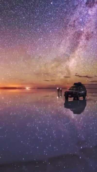 🔥 Timelapse footage was filmed at Salar de Uyuni, the largest salt flat in the world, hidden deep in the Andes in southwest Bolivia. At the start of rainy season, water doesn't absorb into the ground quickly creating a gigantic reflective 