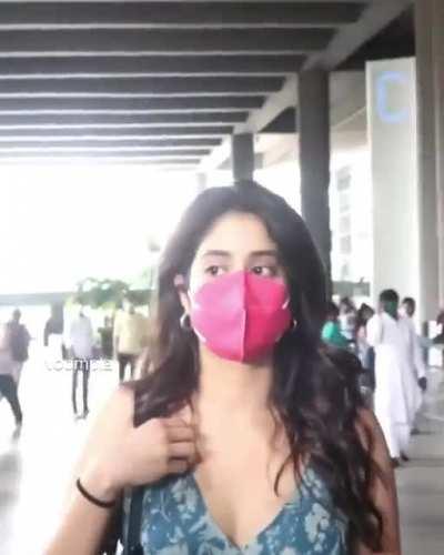 Janhvi Kapoor, today's airport look (video 1)