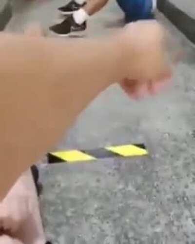 Na Escola Municipal Sobral Pinto, na Praça Seca, Zona Oeste no Rio de Janeiro crianças tem que manter o distanciamento seguro para não se contaminarem com a Covid-19 ao mesmo tempo que se protegem e desviam de tiros de fuzil. Via Renê Silva Brasil, 2021