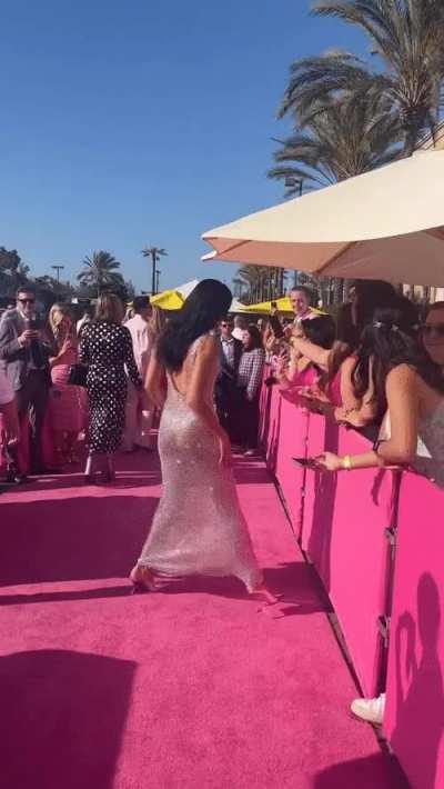 The way Dua’s ass moves 😍