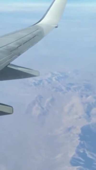 Not my video, posted by some lady on Twitter. Looks like a tic tac ufo. Haters will say it's fake!